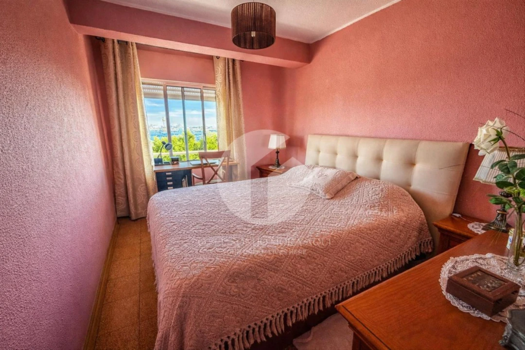 Apartamento T2 para Venda em Quelfes Foto 5