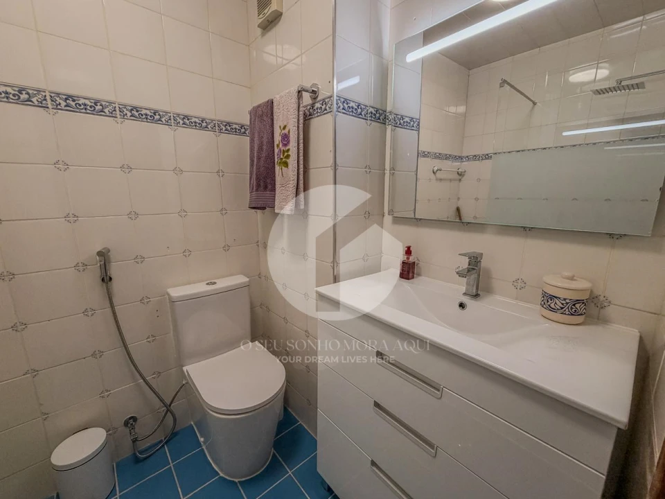 Apartamento T2 para Venda em Quelfes Foto 8