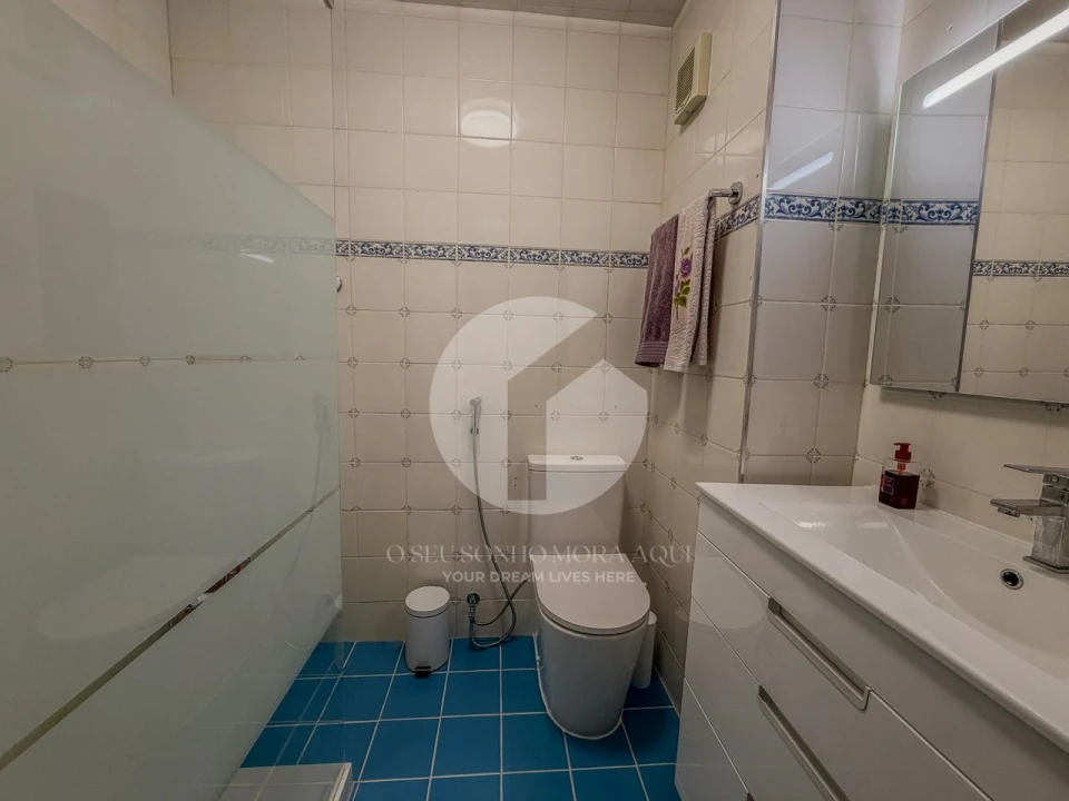Apartamento T2 para Venda em Quelfes Foto 9