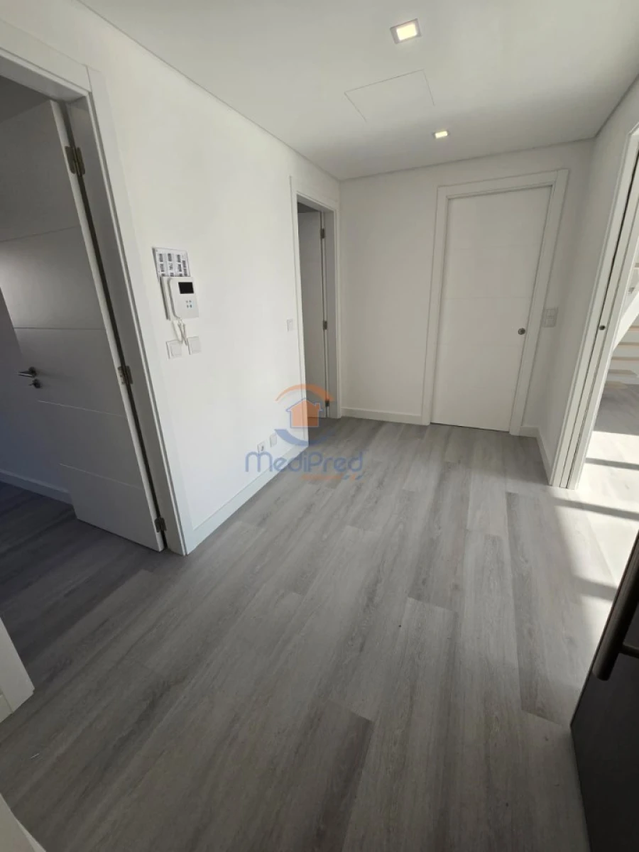 Apartamento T2 para Venda em Ramada e Caneças Foto 9