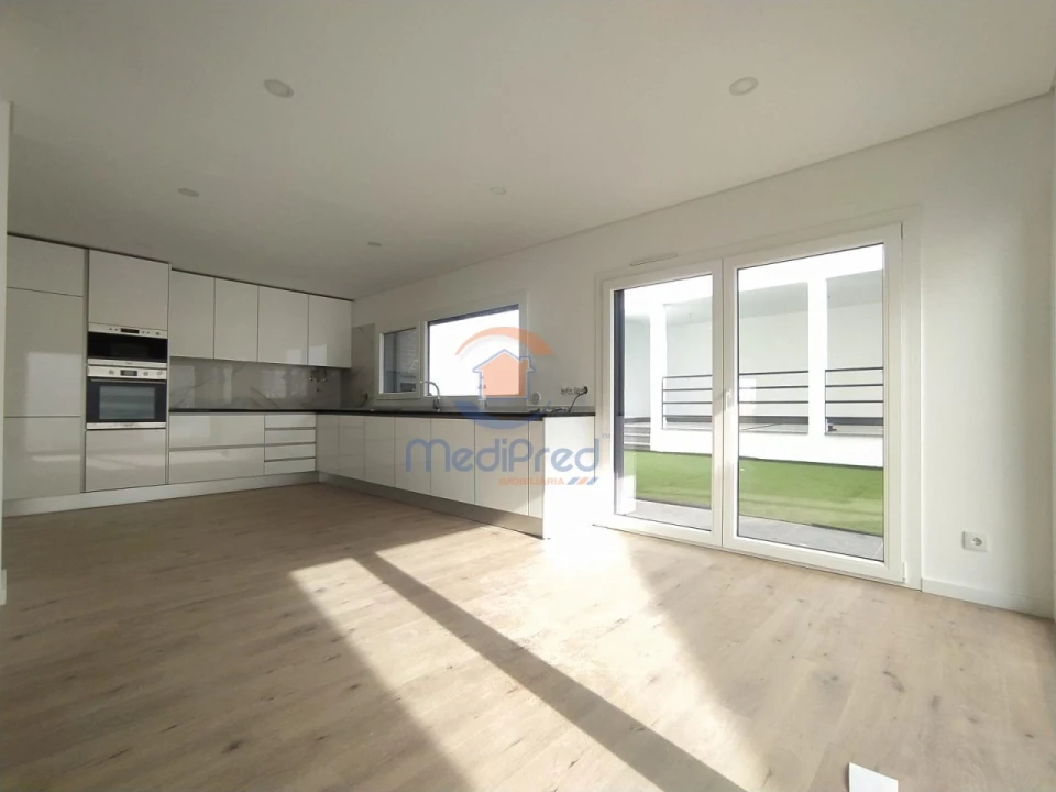 Apartamento T3 para Venda em Santo António dos Cavaleiros e Frielas Foto 1