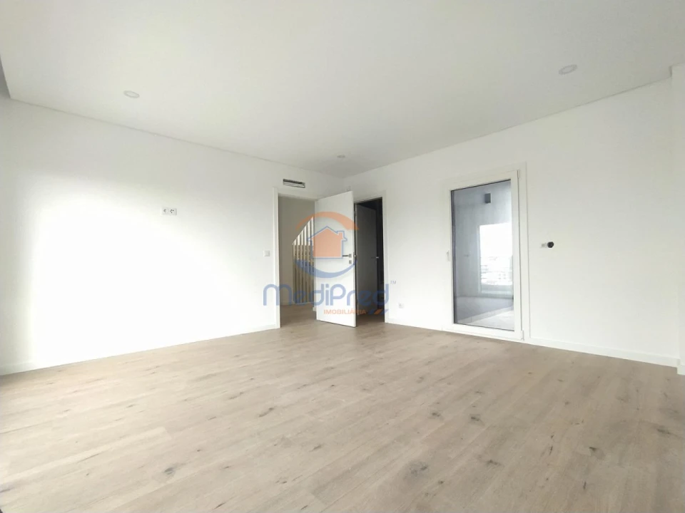 Apartamento T3 para Venda em Santo António dos Cavaleiros e Frielas Foto 12