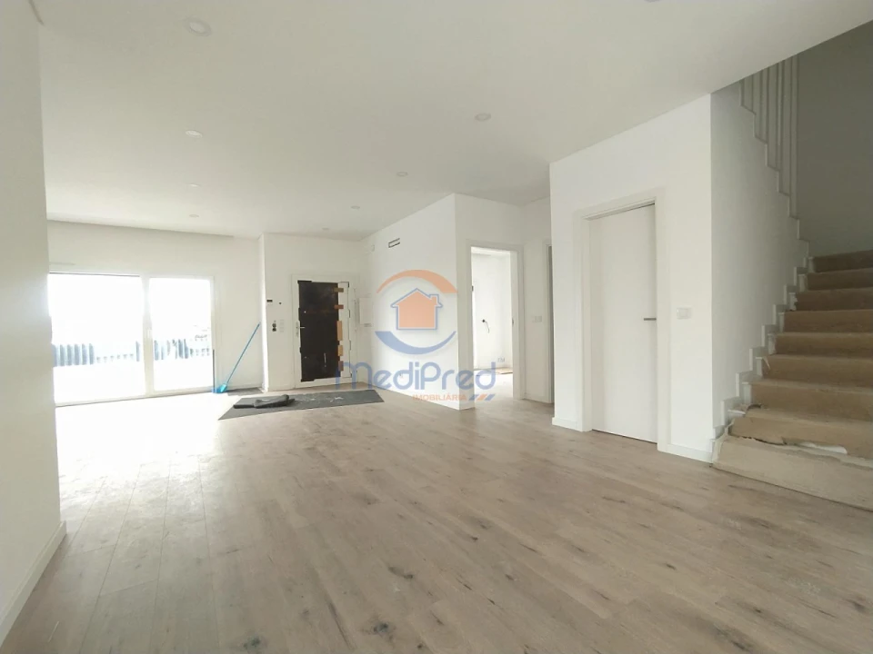 Apartamento T3 para Venda em Santo António dos Cavaleiros e Frielas Foto 6