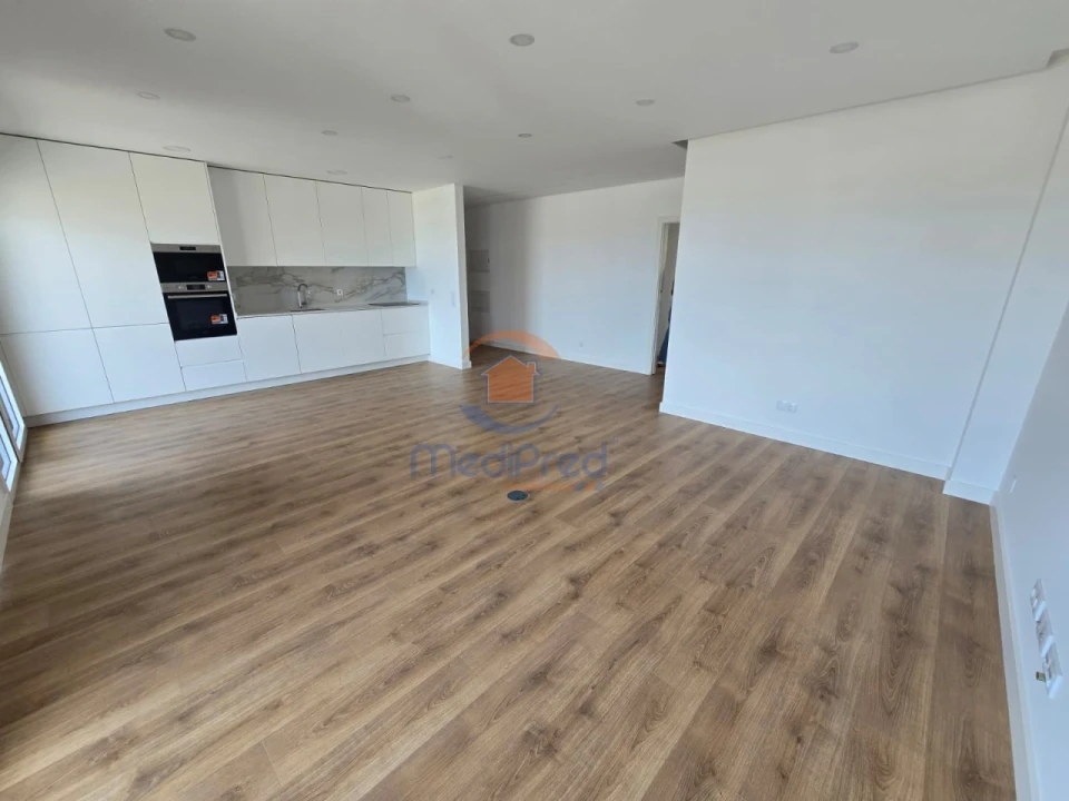 Apartamento T3 para Venda em Santo António dos Cavaleiros e Frielas Foto 2