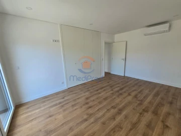 Apartamento T3 para Venda em Santo António dos Cavaleiros e Frielas