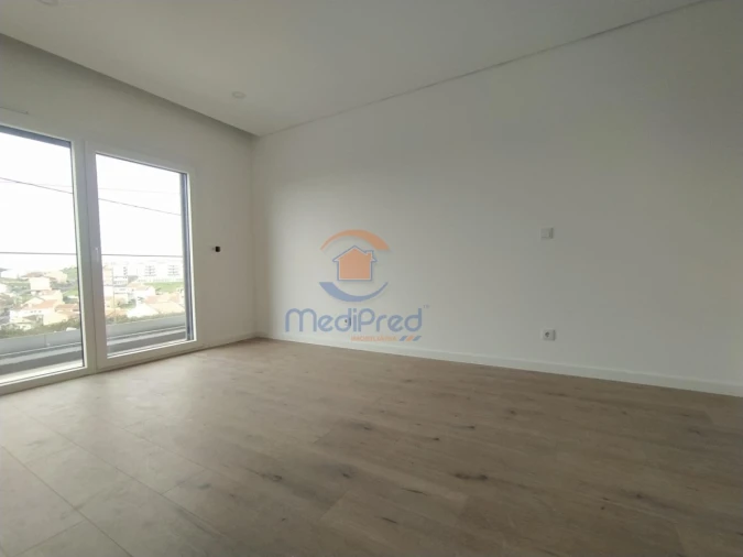 Apartamento T3 para Venda em Santo António dos Cavaleiros e Frielas Foto 2