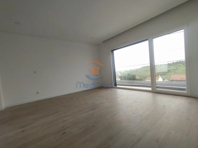 Apartamento T3 para Venda em Santo António dos Cavaleiros e Frielas Foto 9