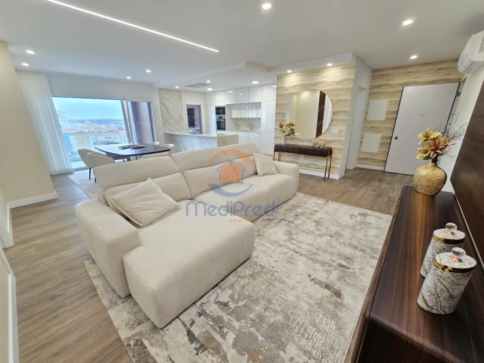 Apartamento T3 para Venda em Pontinha e Famões Foto 2