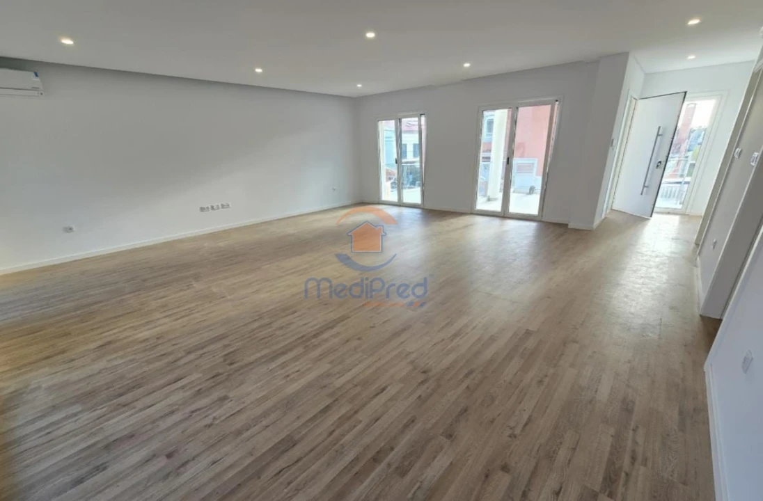 Moradia T4 para Venda em Pontinha e Famões Foto 4