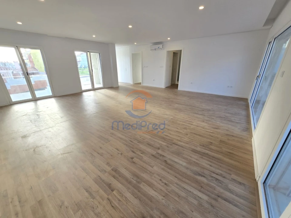 Moradia T4 para Venda em Pontinha e Famões Foto 5