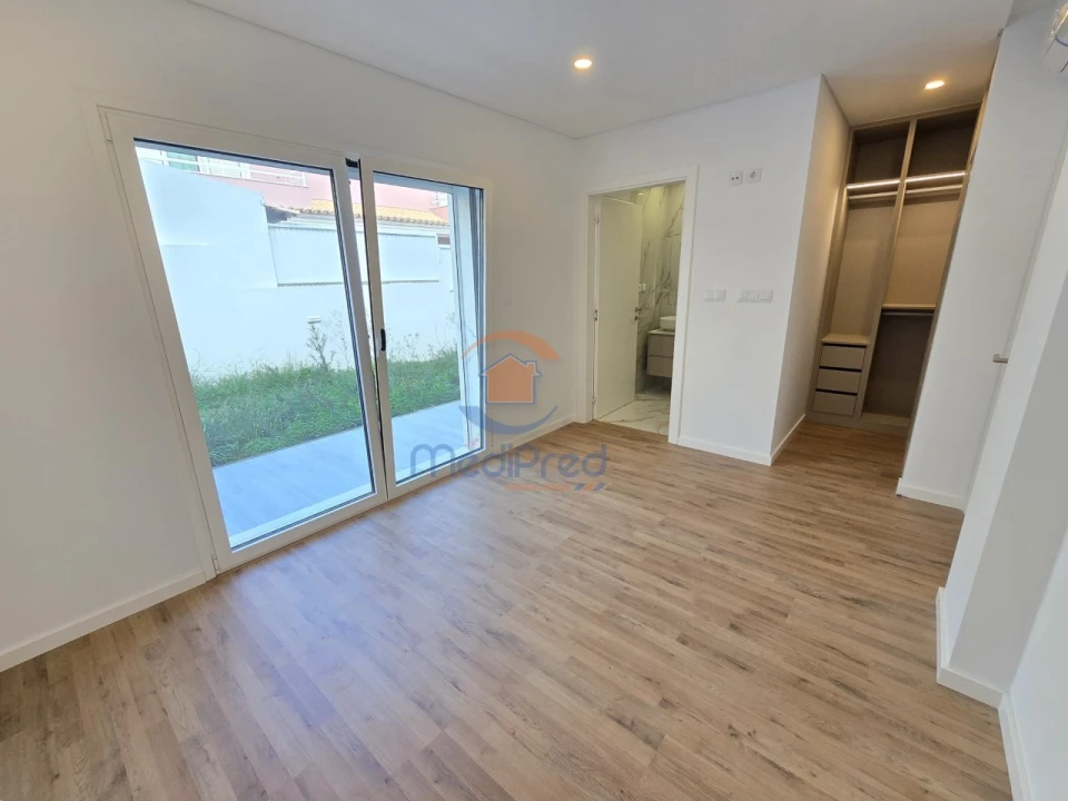 Moradia T4 para Venda em Pontinha e Famões Foto 11