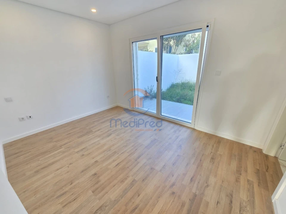 Moradia T4 para Venda em Pontinha e Famões Foto 10