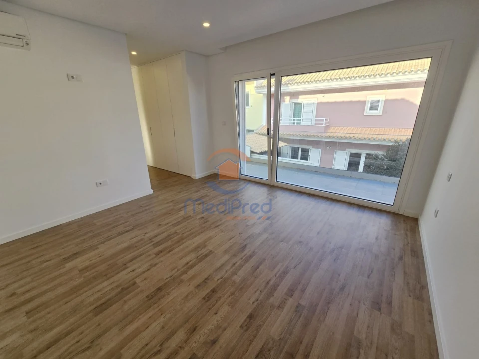 Moradia T4 para Venda em Pontinha e Famões Foto 25