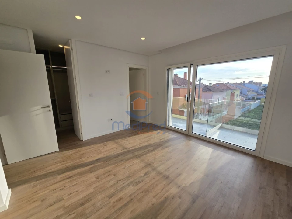 Moradia T4 para Venda em Pontinha e Famões Foto 29