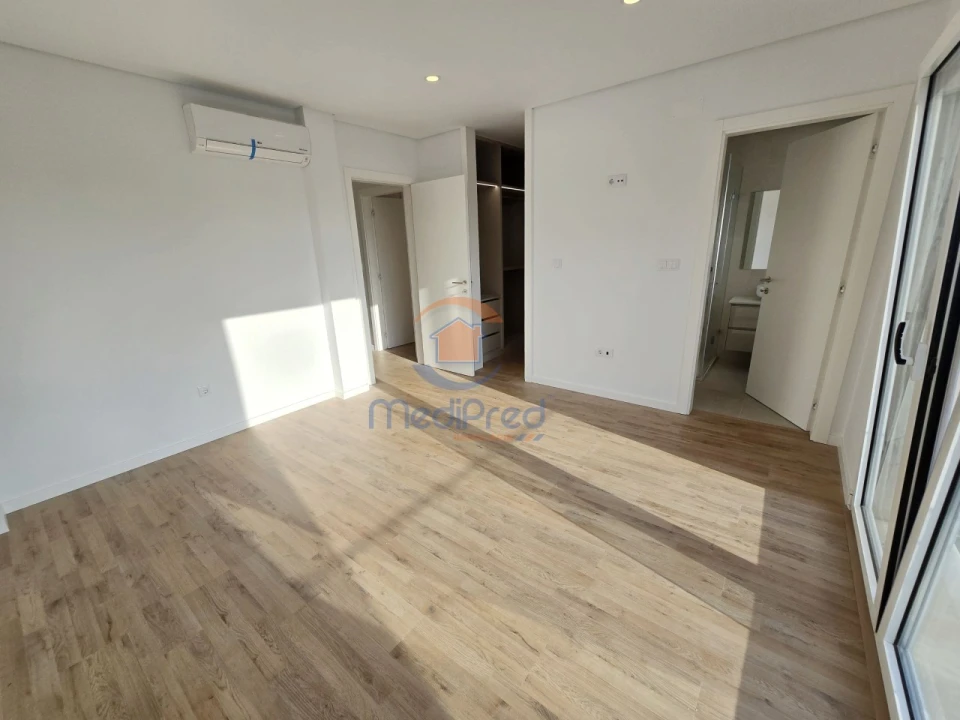 Moradia T4 para Venda em Pontinha e Famões Foto 32