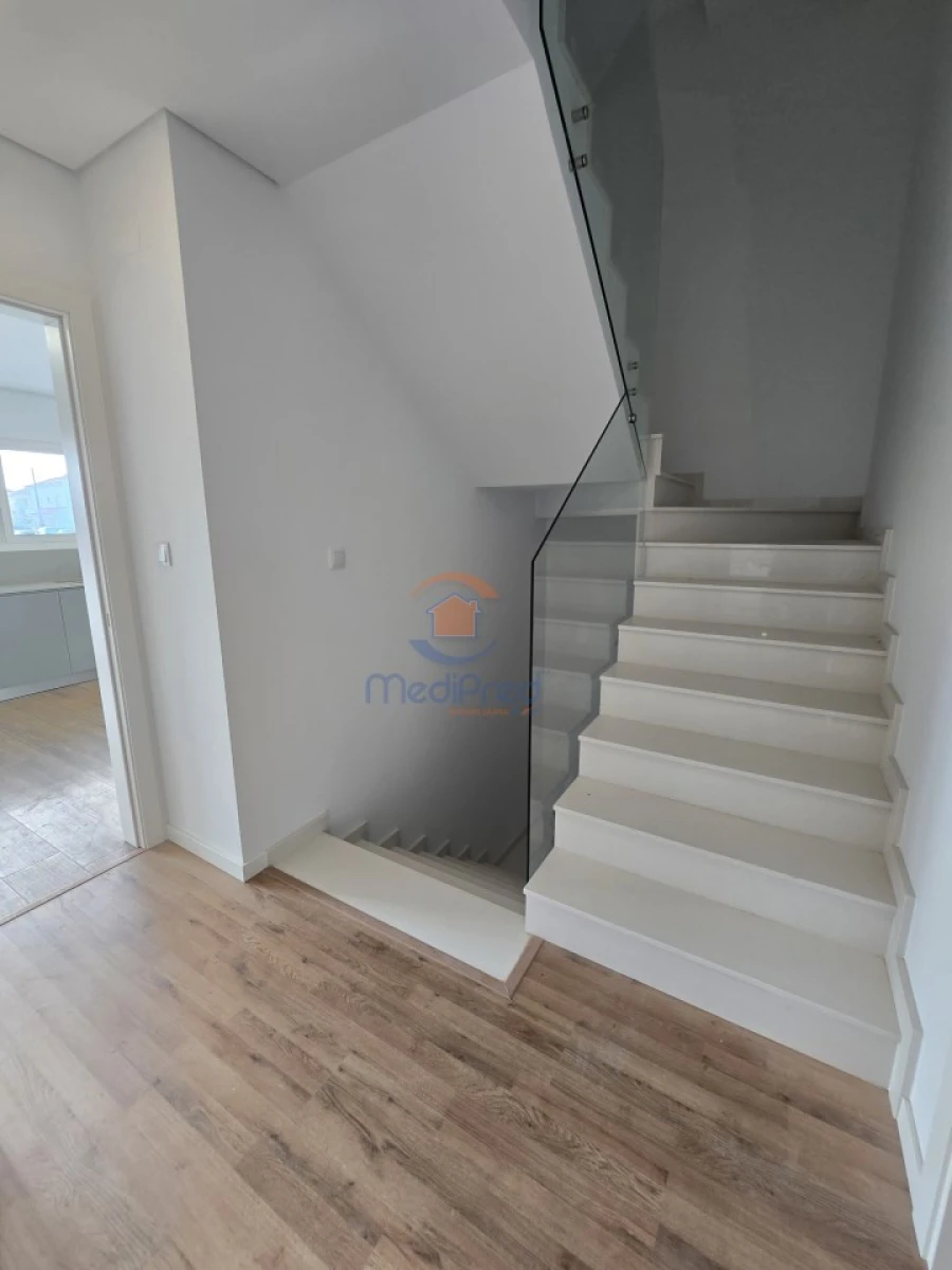 Moradia T4 para Venda em Pontinha e Famões Foto 17