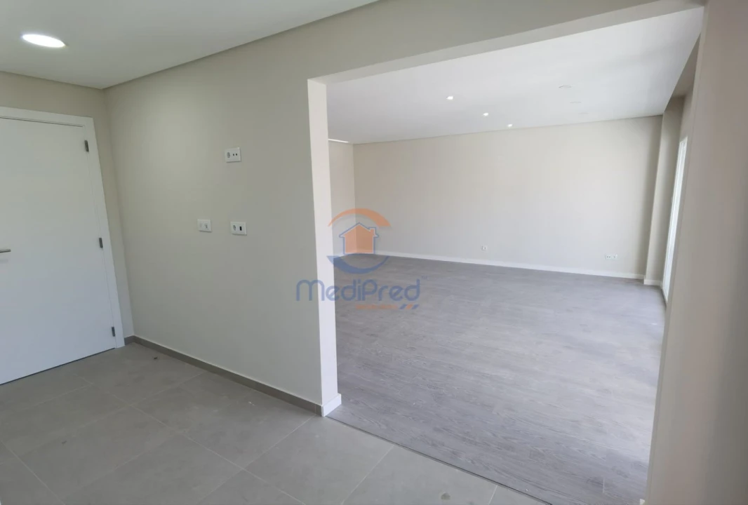 Apartamento T2 para Venda em Santo António dos Cavaleiros e Frielas Foto 8