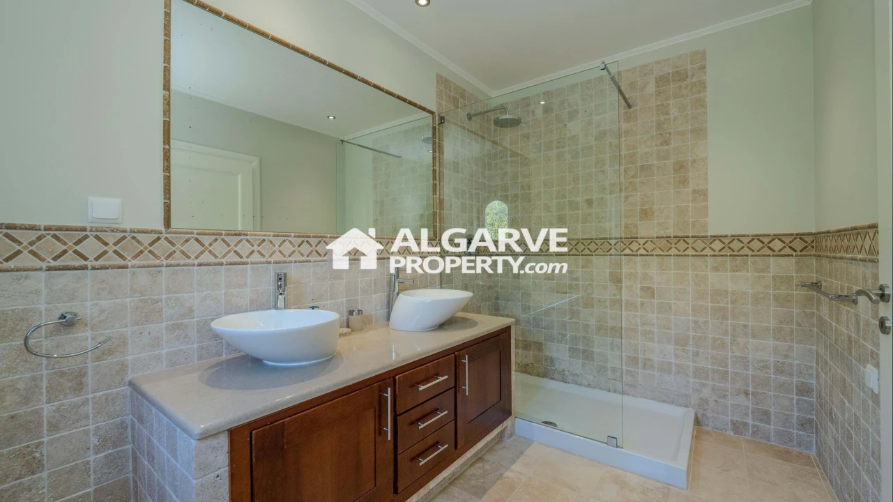 Moradia T5 para Venda em Quarteira Foto 20