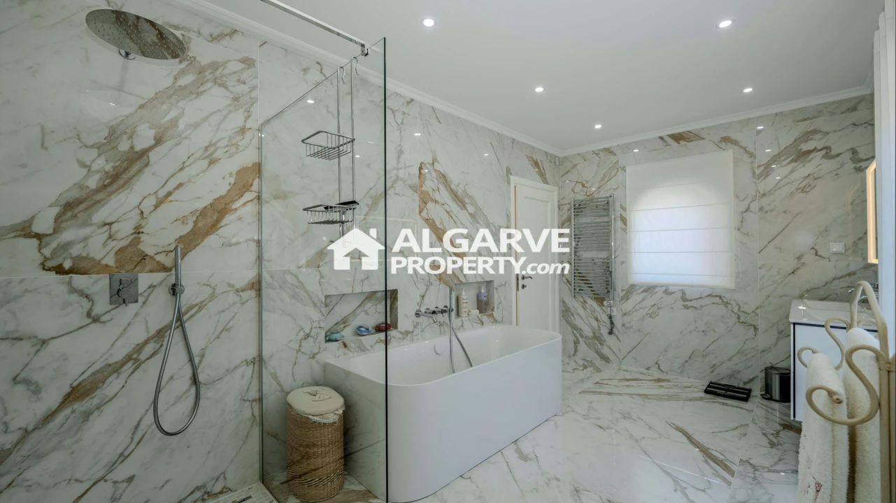 Moradia T5 para Venda em Quarteira Foto 15