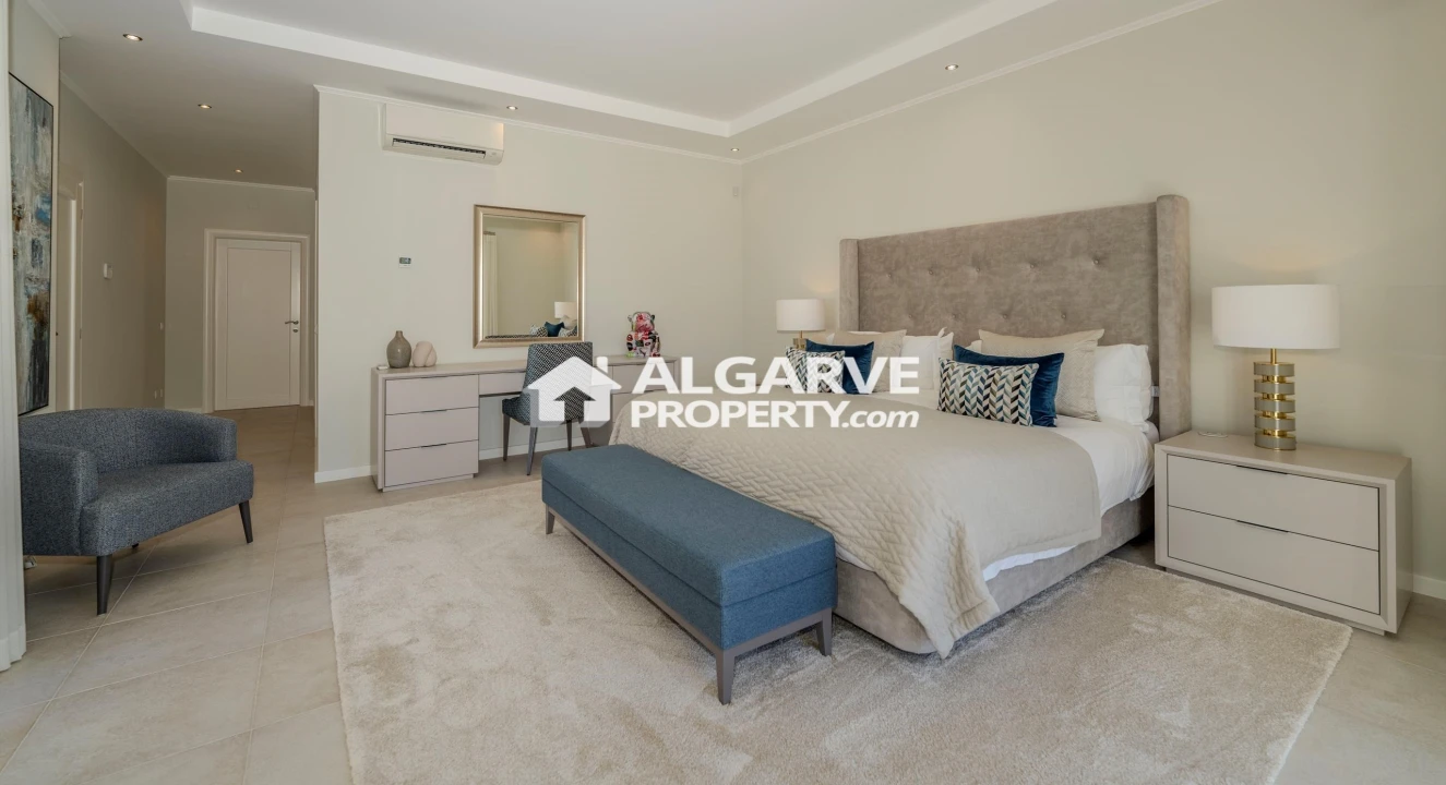 Moradia T5 para Venda em Quarteira Foto 12