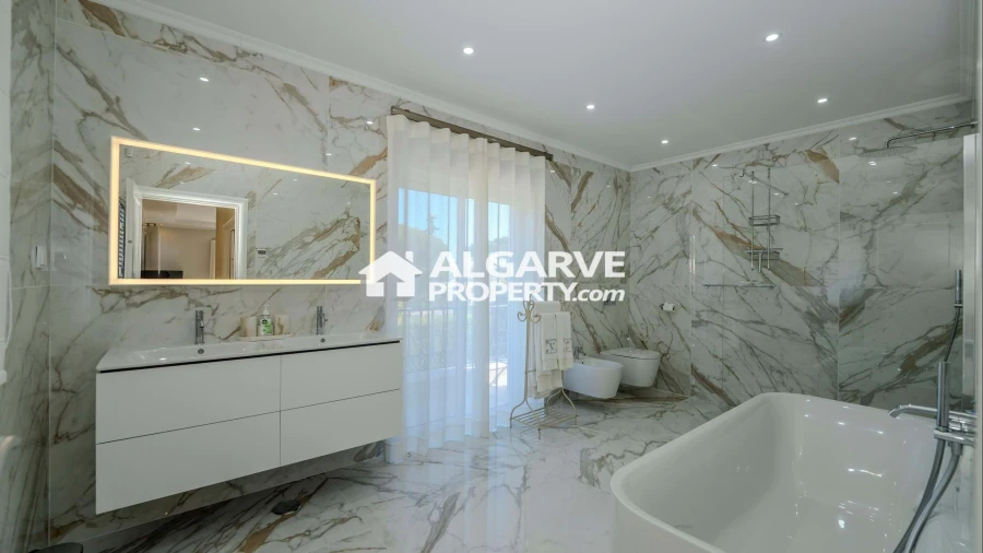 Moradia T5 para Venda em Quarteira Foto 14