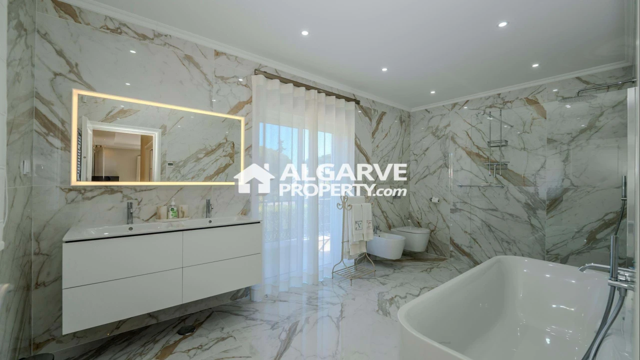 Moradia T5 para Venda em Quarteira Foto 14