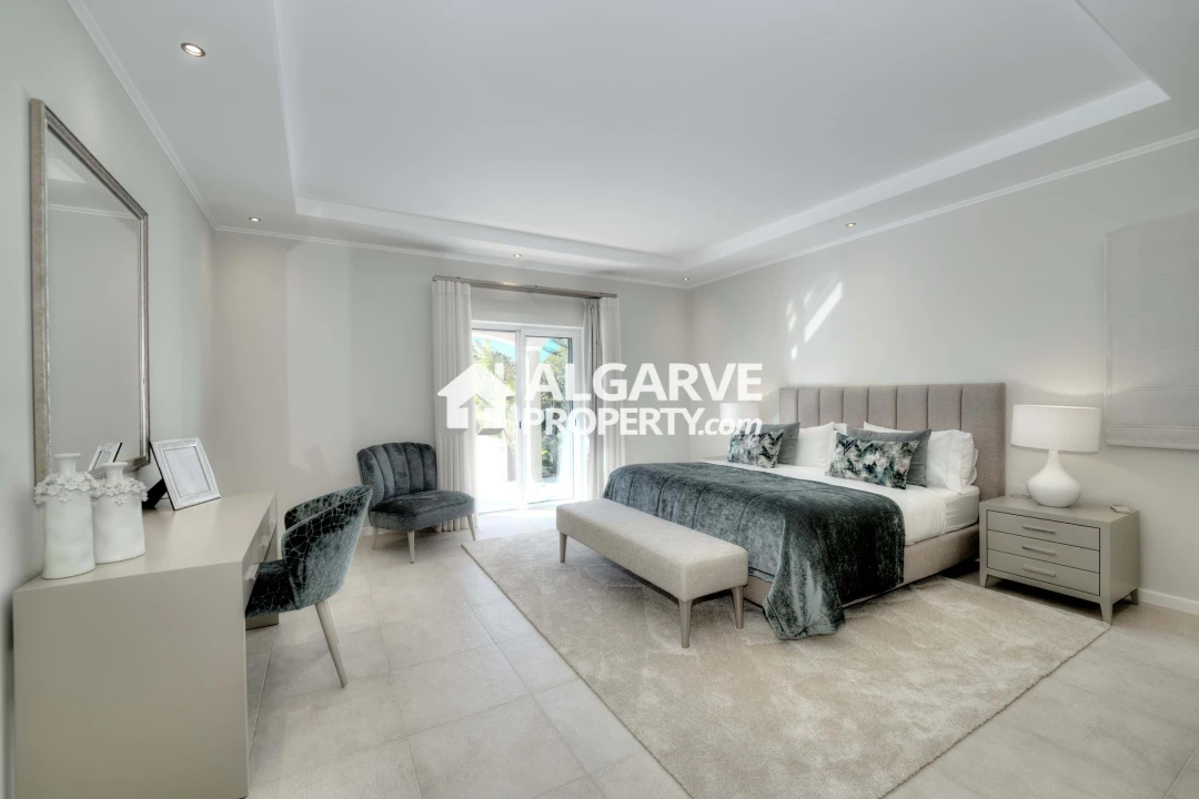 Moradia T5 para Venda em Quarteira Foto 5