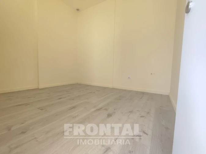 Loja para Venda em São Mamede de Infesta e Senhora da Hora Foto 11