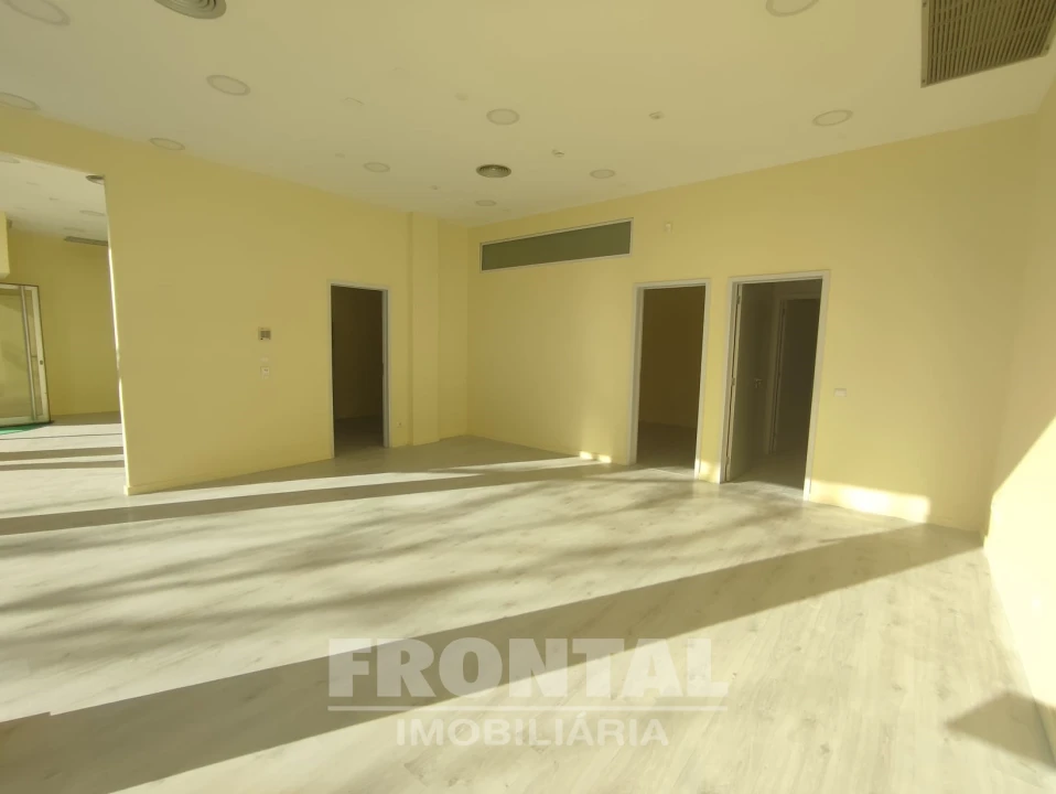 Loja para Venda em São Mamede de Infesta e Senhora da Hora Foto 1