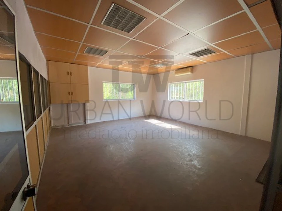 Armazém para Arrendamento em Venda do Pinheiro e Santo Estêvão das Galés Foto 3