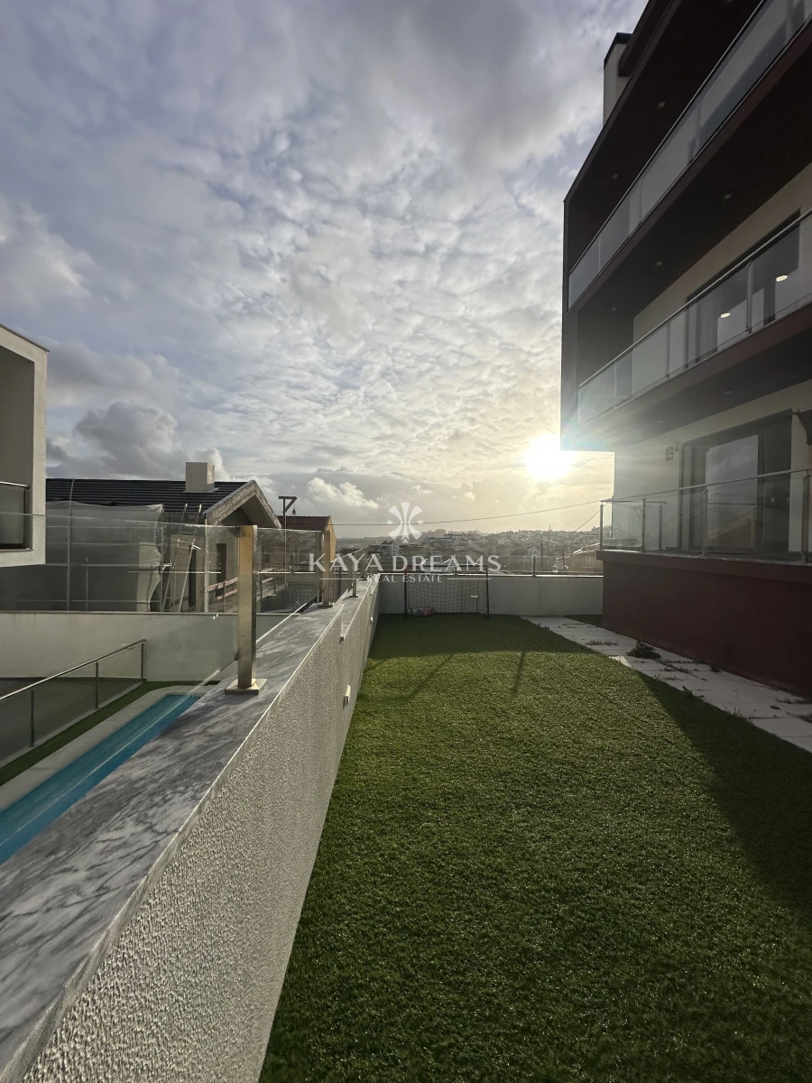 Moradia T4 para Venda em Pontinha e Famões Foto 2