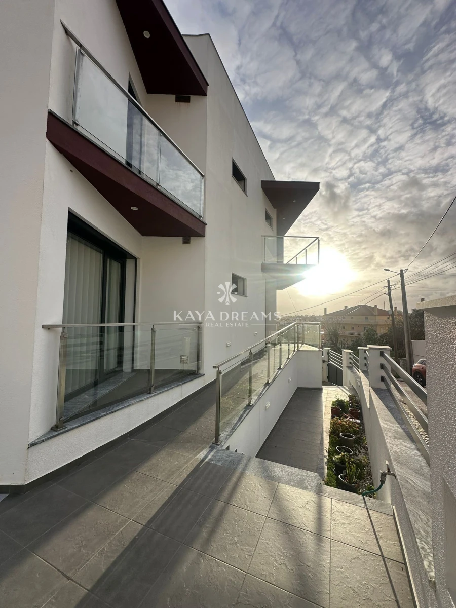 Moradia T4 para Venda em Pontinha e Famões