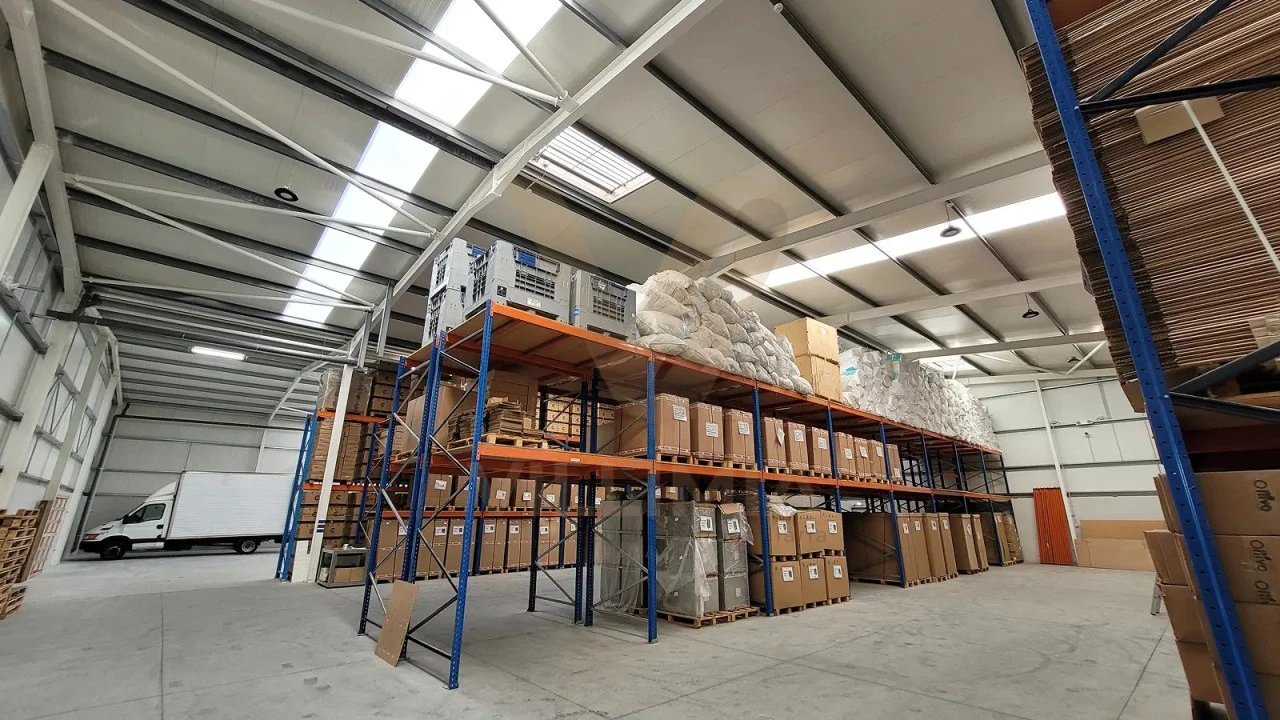 Armazém para Arrendamento em Fornelos e Queijada Foto 2