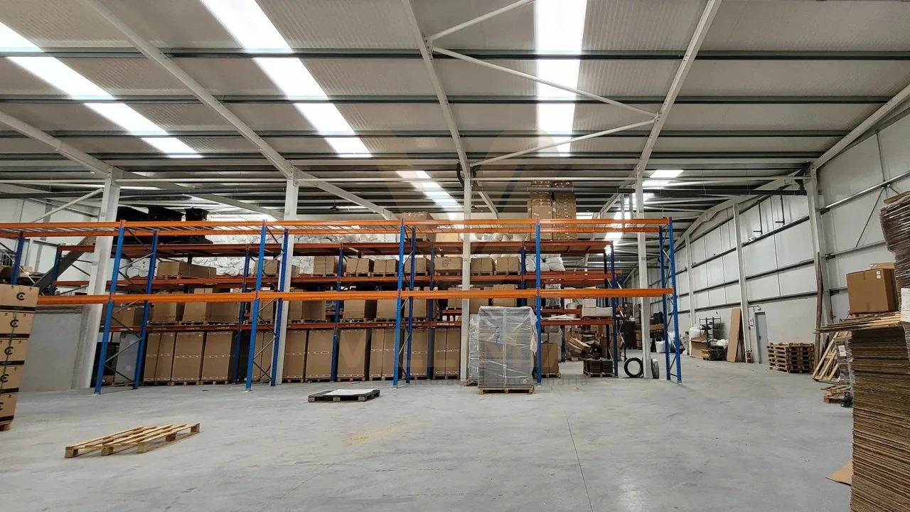 Armazém para Arrendamento em Fornelos e Queijada Foto 1