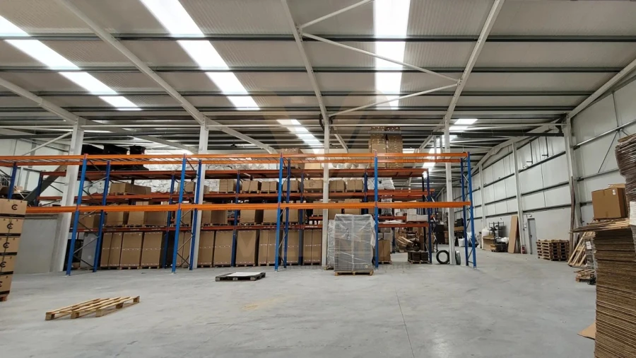 Armazém para Arrendamento em Fornelos e Queijada