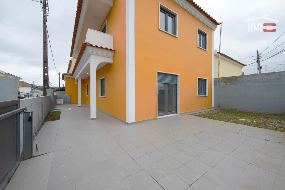 Moradia T4 para Venda em Queluz e Belas Foto 2