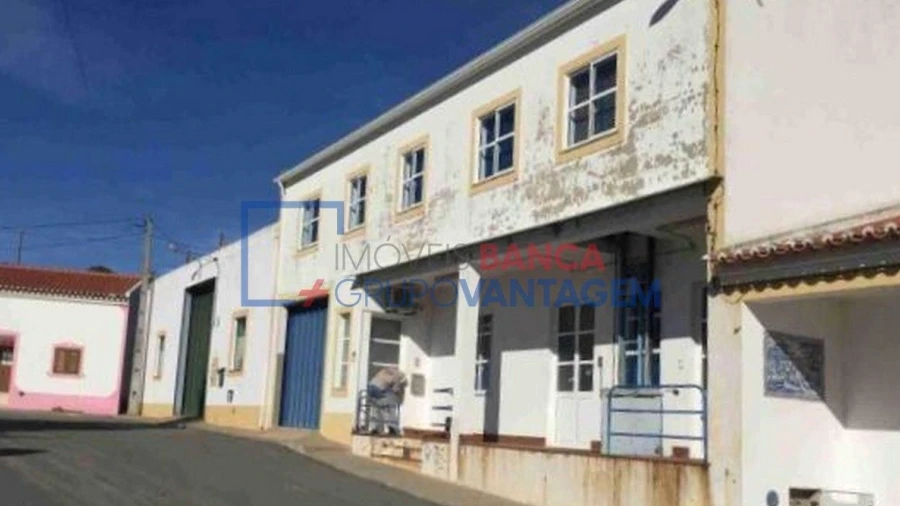 Armazém para Venda em Vale de Santiago