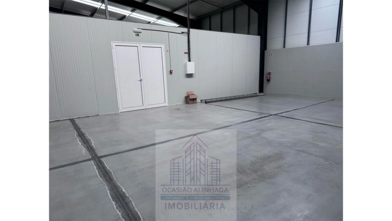 Loja para Arrendamento em Nelas Foto 4