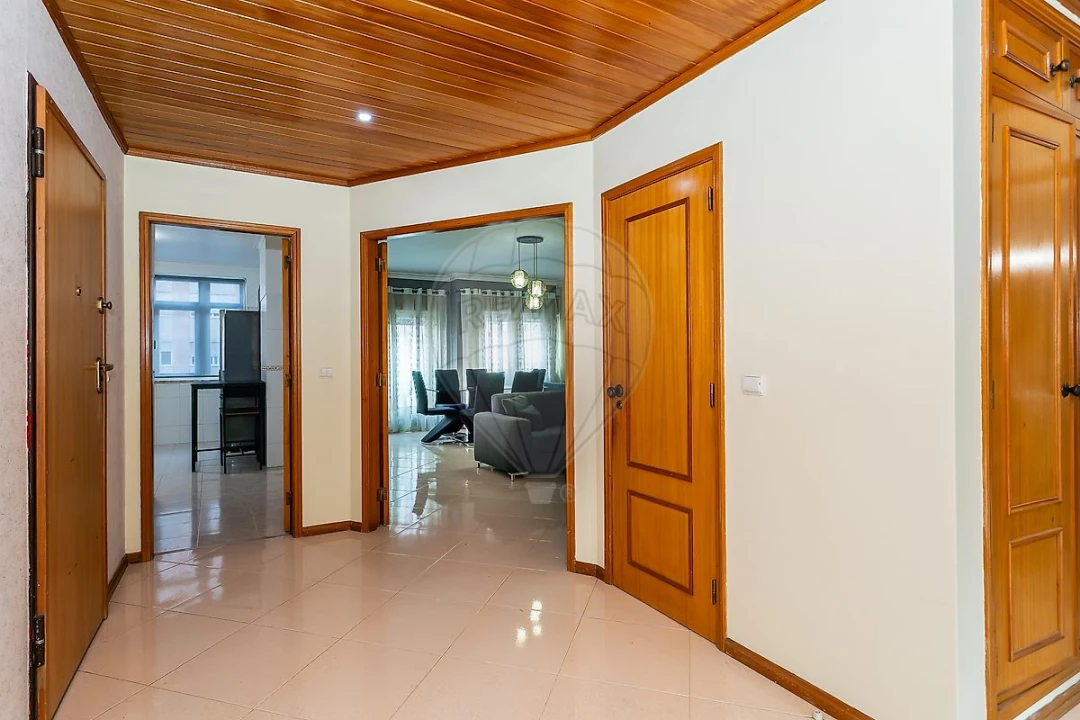 Apartamento T2 para Arrendamento em Rio de Mouro Foto 17