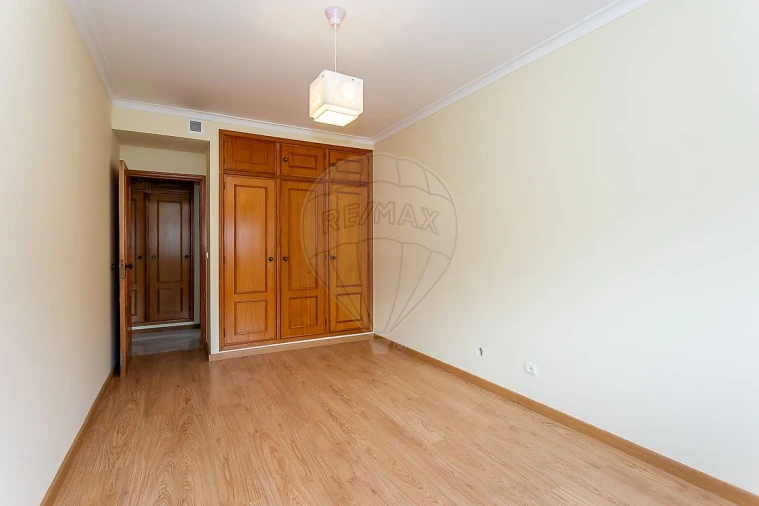 Apartamento T2 para Arrendamento em Rio de Mouro Foto 5