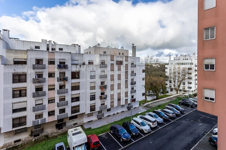 Apartamento T2 para Arrendamento em Rio de Mouro Foto 3
