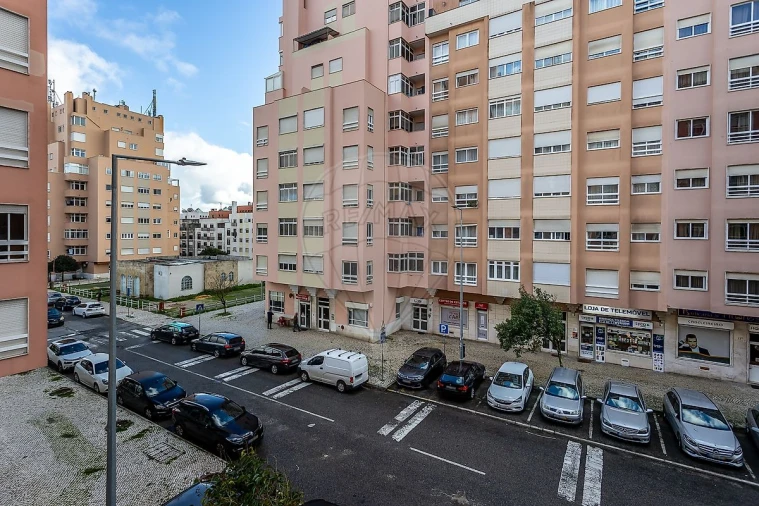 Apartamento T2 para Arrendamento em Rio de Mouro Foto 12