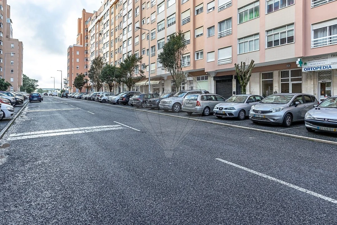 Apartamento T2 para Arrendamento em Rio de Mouro Foto 16