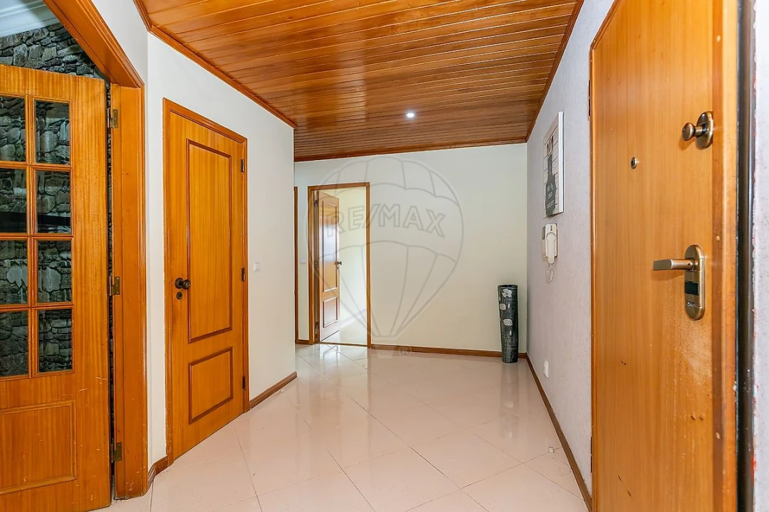 Apartamento T2 para Arrendamento em Rio de Mouro Foto 18
