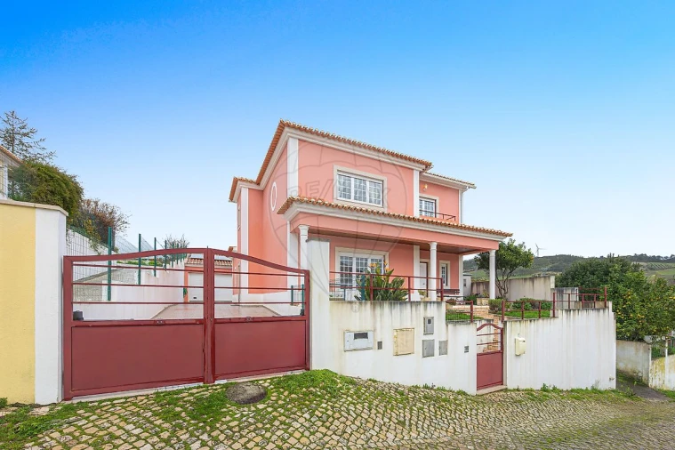 Moradia T4 para Venda em Santa Maria, São Pedro e Matacães Foto 1