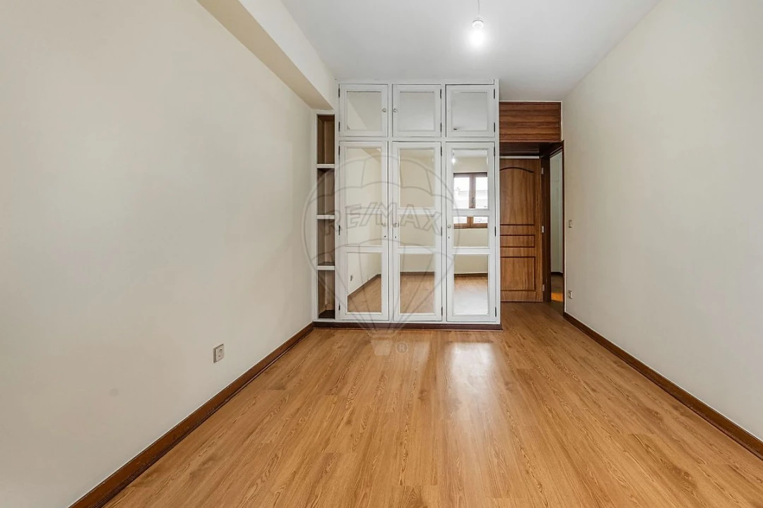 Apartamento T4 para Arrendamento em Ramalde Foto 18
