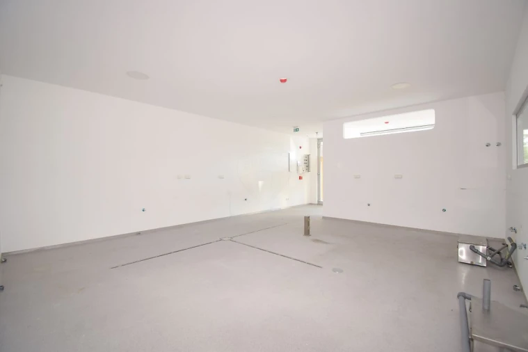 Loja para Arrendamento em São Domingos de Rana Foto 16