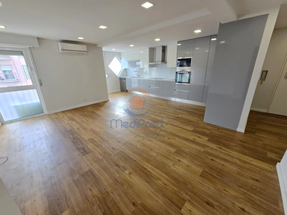 Apartamento T2 para Venda em Pontinha e Famões Foto 1