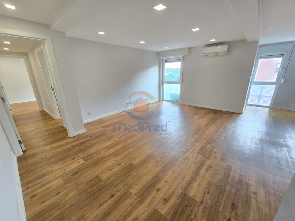 Apartamento T2 para Venda em Pontinha e Famões Foto 13