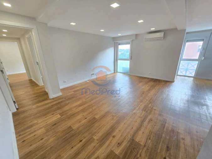 Apartamento T2 para Venda em Pontinha e Famões Foto 13